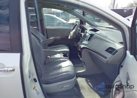 2011 Toyota Sienna Limited V6 из США, поврежденный, VIN 5TDYK3DCXBS106443